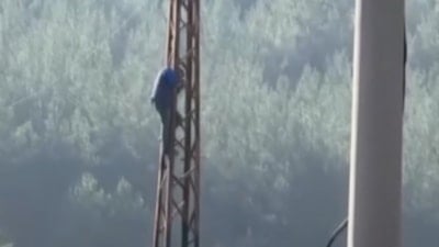 Karabük'te trafik cezasına sinirlenen sürücü elektrik direğine tırmandı