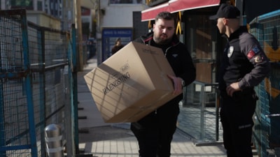 Kocaeli'de boşaltılan 12 binanın sakini, polis kontrolünde eşyalarını aldı