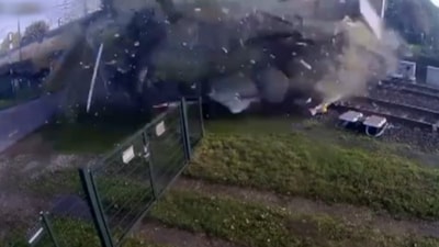 Hollanda'da yolcu treni, hemzemin geçitte tıra çarptı