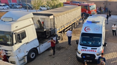 Mardin'de babasının kullandığı tırın altında kalan çocuk can verdi