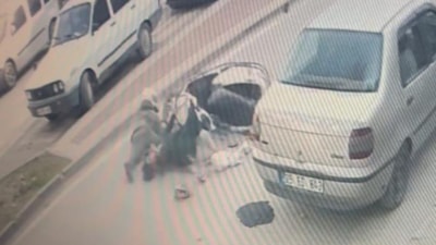 Bursa'da motosikletin yayaya çarptığı kaza kamerada