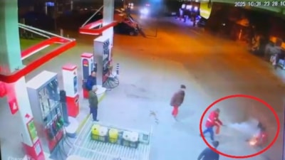 Bursa'da alev alan motosiklet akaryakıt istasyonuna devrildi