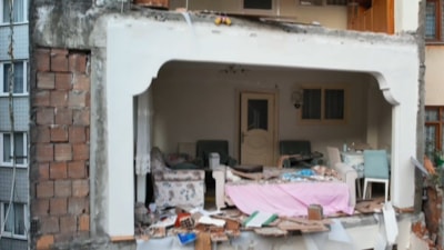 Zeytinburnu'nda yıkılan 4 katlı binanın bitişiğindeki apartman duvarsız çıktı