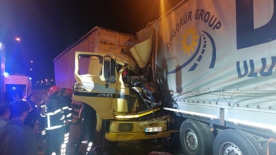 Bolu'da arıza yapan tıra çarpan kamyon şoförü öldü