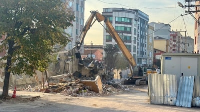 Kocaeli'de çöken binanın enkazı kaldırılmaya başlandı
