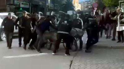 Iğdır'da seyyar satıcı, arabasını zabıtaya vermemek için direndi: O anlar kamerada