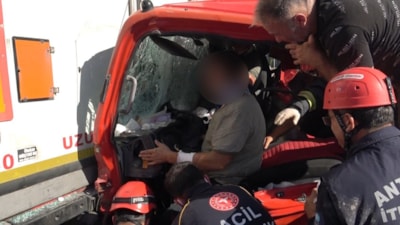 Antalya'da kamyonet TIR'a arkadan çarptı: Milim farkla ölümden döndüler