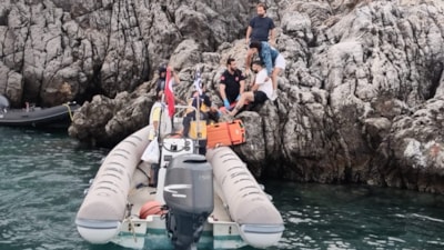 Muğla'da lastik bot kayalıklara çarptı