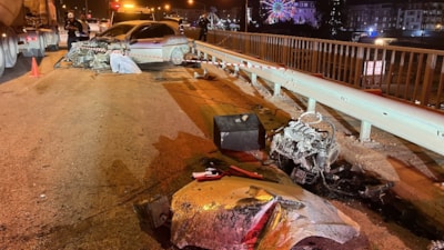 Hatay'da bariyerlere çarpan otomobilin motoru yola fırladı
