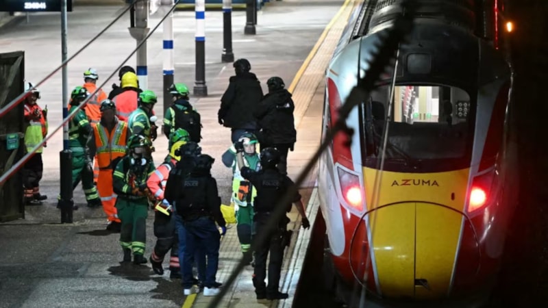 İngiltere'de trende bıçaklı saldırı: 2 kişi yakalandı