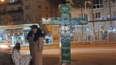 Eskişehir'de bira kasalarıyla haç işareti yapan 3 kişi gözaltına alındı