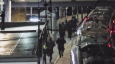 İngiltere'de trende bıçaklı saldırı: 9'u ağır 10 yaralı