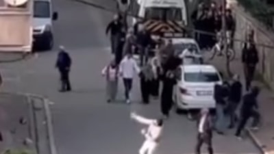 İstanbul'da kavga ettikleri ailenin evini taşladılar