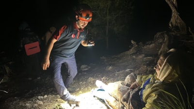 Antalya'da dağlık alanda ayağından yaralanan turist 5,5 saatte kurtarıldı