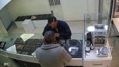 Iğdır'da kuyumculara sahte altın sattıkları öne sürülen anne ve 2 çocuğu yakalandı