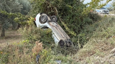 Bursa'da hatalı sollama yapan sürücü zeytinliğe uçtu