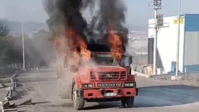 Düzce'de aynı noktada yarım saat arayla iki kamyon yandı