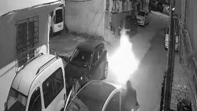 Bursa'da gece yarısı bir sokakta havai fişek ateşleyip kaçtılar