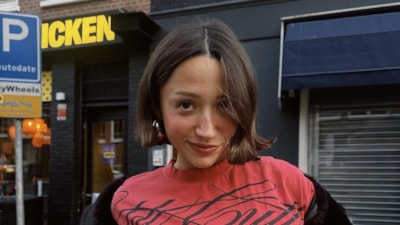 Zeynep Bastık'ı konserde kızdırdılar! Lazer tutan hayranına sert yaptı