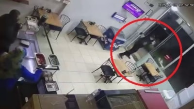 Bursa'da drift atarak ilerlediği caddedeki iş yerine çarptı: Kazanın ardından kaçtı