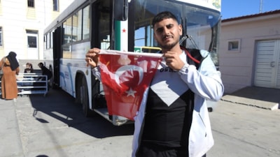 Türkiye'de büyüyen Suriyeli, ülkesine Türk bayrağını öperek döndü