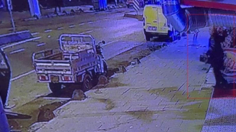 İstanbul'da aylar önce bir kasa karpuz çalan şahıs bu defa da bir kasa domates çaldı