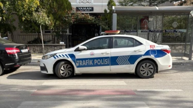 Afyonkarahisar'da ekip otosunu yaya geçidine park eden polise ceza yazıldı