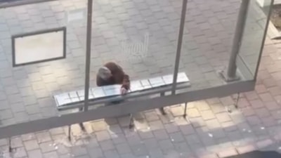 Mardin'de bir vatandaş, yolcular beklerken üşümesin durağın banklarını halıyla kapladı