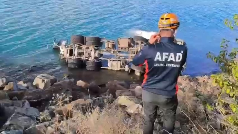 Elazığ’da beton mikseri Hazar Gölü’ne uçtu: Şoför yaralı kurtarıldı