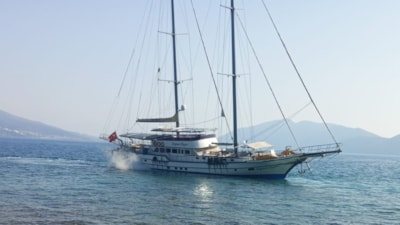 Muğla'da 41 metrelik yelkenli tekne karaya oturdu