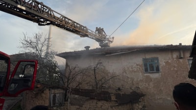 Kütahya'da yangın: İki ev ve bir ahır küle döndü