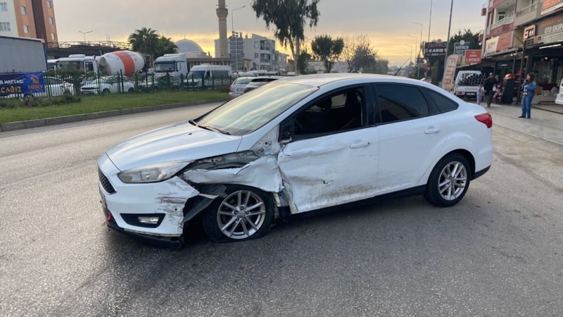 Antalya'da iki araç çarpıştı: Ehliyetsiz çıkan sürücüye 36 bin lira ceza