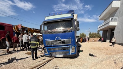 Mardin'de tırın altında kalan şoför, yaşam mücadelesini kaybetti