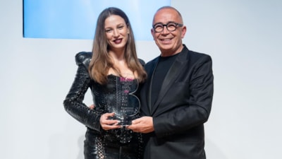 Serenay Sarıkaya'ya bir ödül daha! Geceye kıyafetiyle yine damga vurdu