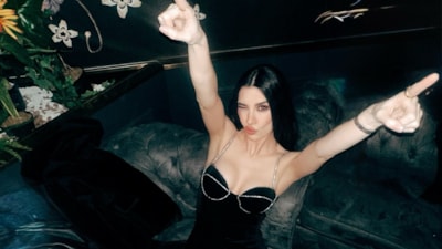 Burcu Kıratlı transparandan vazgeçmiyor! Elbisesi yorum yağmuruna tutuldu