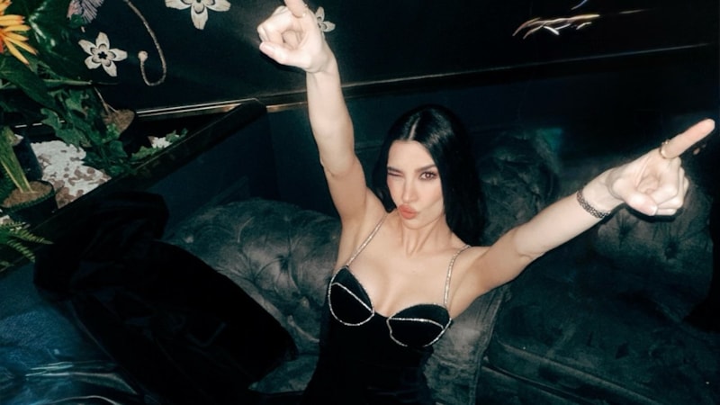 Burcu Kıratlı transparandan vazgeçmiyor! Elbisesi yorum yağmuruna tutuldu