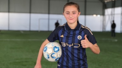 Hakkarili 'Sarı fırtına' Gül’ün hayali gerçek oldu: Mezrasına halı saha yapıldı