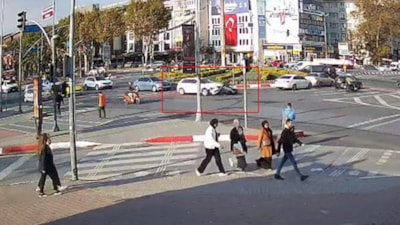 İstanbul Fatih'te otomobilin çarptığı motosikletin sürücüsü yaralandı