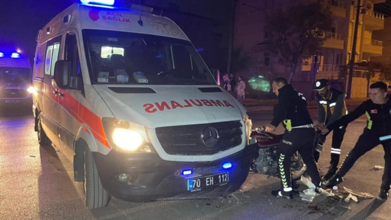 Karaman'da yaralı taşıyan ambulansın çarptığı motosikletin sürücüsü yaralandı