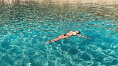 62 olduğuna kimse inanmıyor! Yonca Evcimik bikinili pozlarını yayınladı