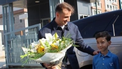 Kerem Aktürkoğlu, okul başkanı seçilen Aras'ın seçim vaadini yerine getirdi