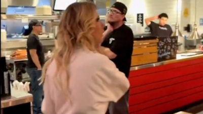 Gülben Ergen'in konser maratonu: ABD'de bornozla gezdi