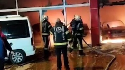 Pamukkale’de oto galeride yangın: 5 araç kül oldu