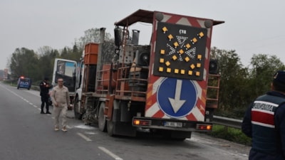 Sakarya'da kamyonun kazanı patladı: 2 yaralı