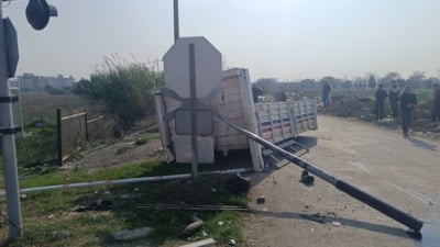 Manisa'da tren, hemzemin geçitte kamyonete çarptı