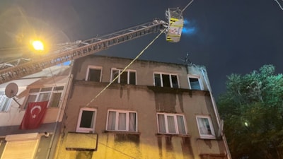 İstanbul'da 3 katlı binanın çatısında korkutan yangın
