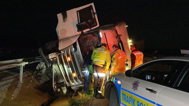 Çorum'da tır devrildi: Saçılan hayvan yemi yolu kapattı