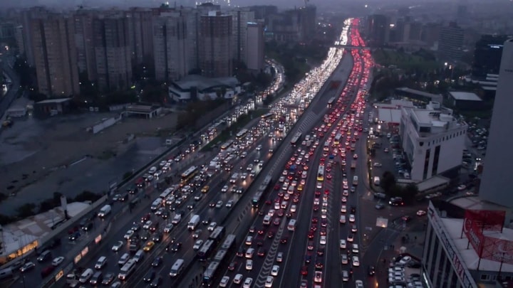 İstanbul Cevizlibağ'da iş makinesi yandı: Trafikte yoğunluk oluştu