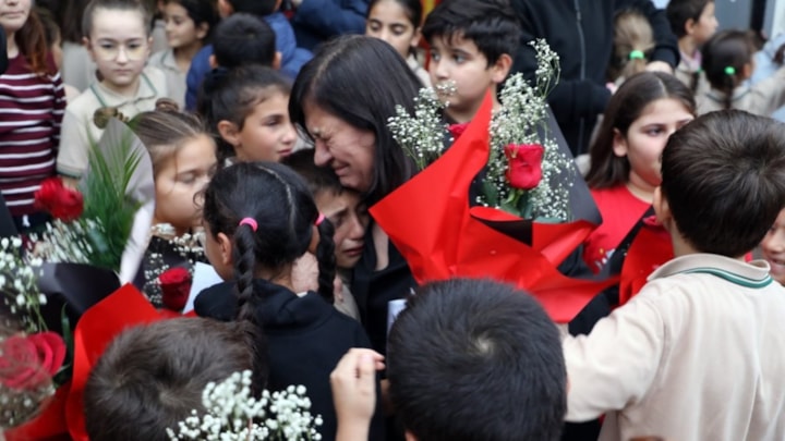 Sakarya'da 39 yıllık eğitimci gözyaşlarıyla uğurlandı
