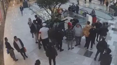 İstanbul'da Senegalli milli futbolcuya AVM ortasında silah çekip şemsiye fırlattı